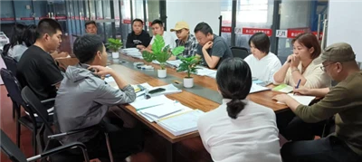 המנהל הכללי ג'ו מג'ינגשנג מבקר במפעל להדרכה, והמחלקות מקיימות פגישות סיכום מי...